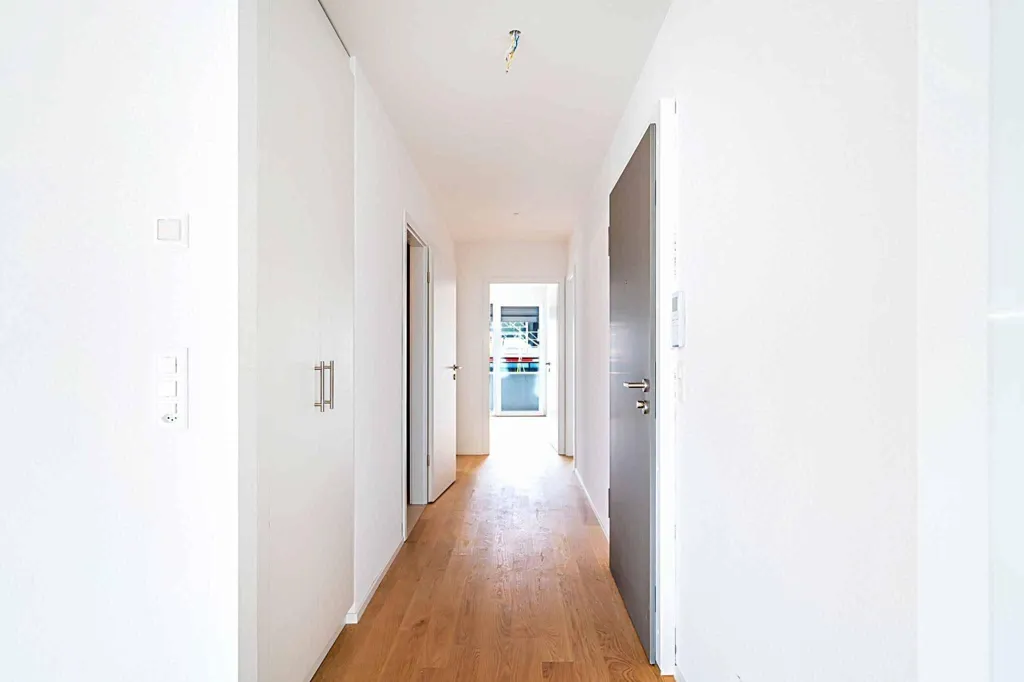 Entrée - 4.5-Piece Apartment with Lake View in District D2