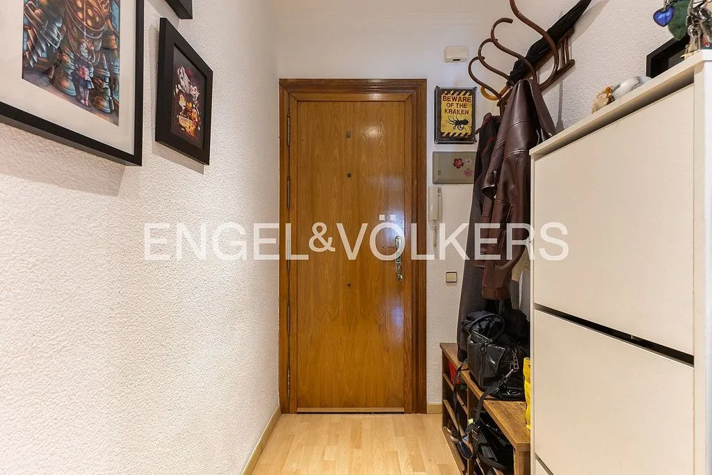 Esik - T2 Flat with Balcony in Valencia