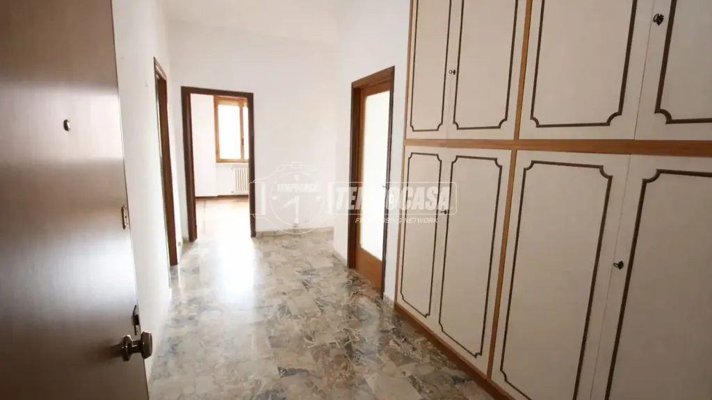 Esik - Spacious Apartment with Balcony in Ancona