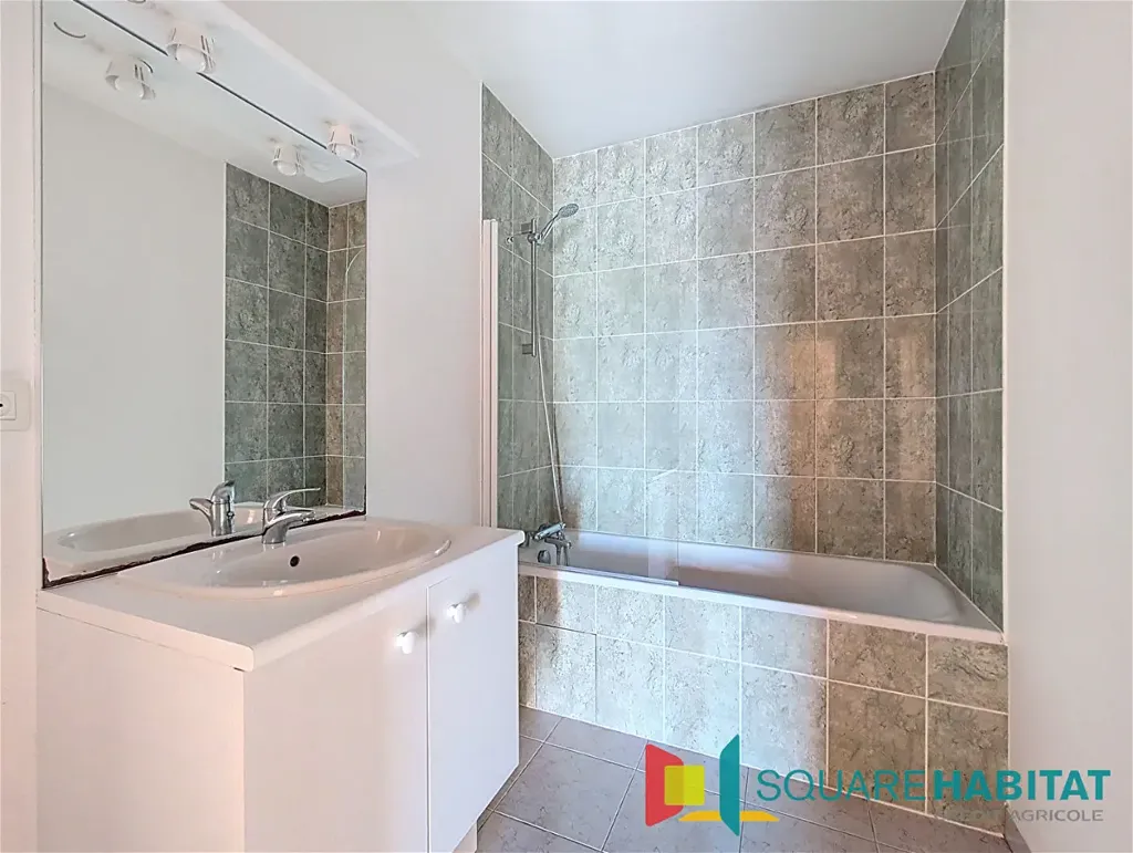 3-Bed Apartment with South-Facing Balcony in Angers