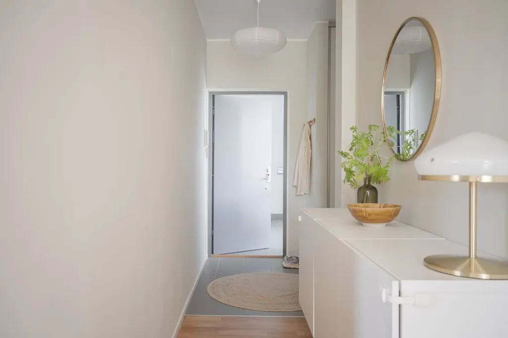 Hallway - Luxury Flat with Ballingslöv Kitchen in Green Setting