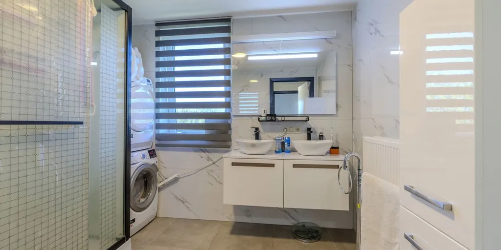 Salles de bain - Maison Moderne avec Espace Vert à Balen