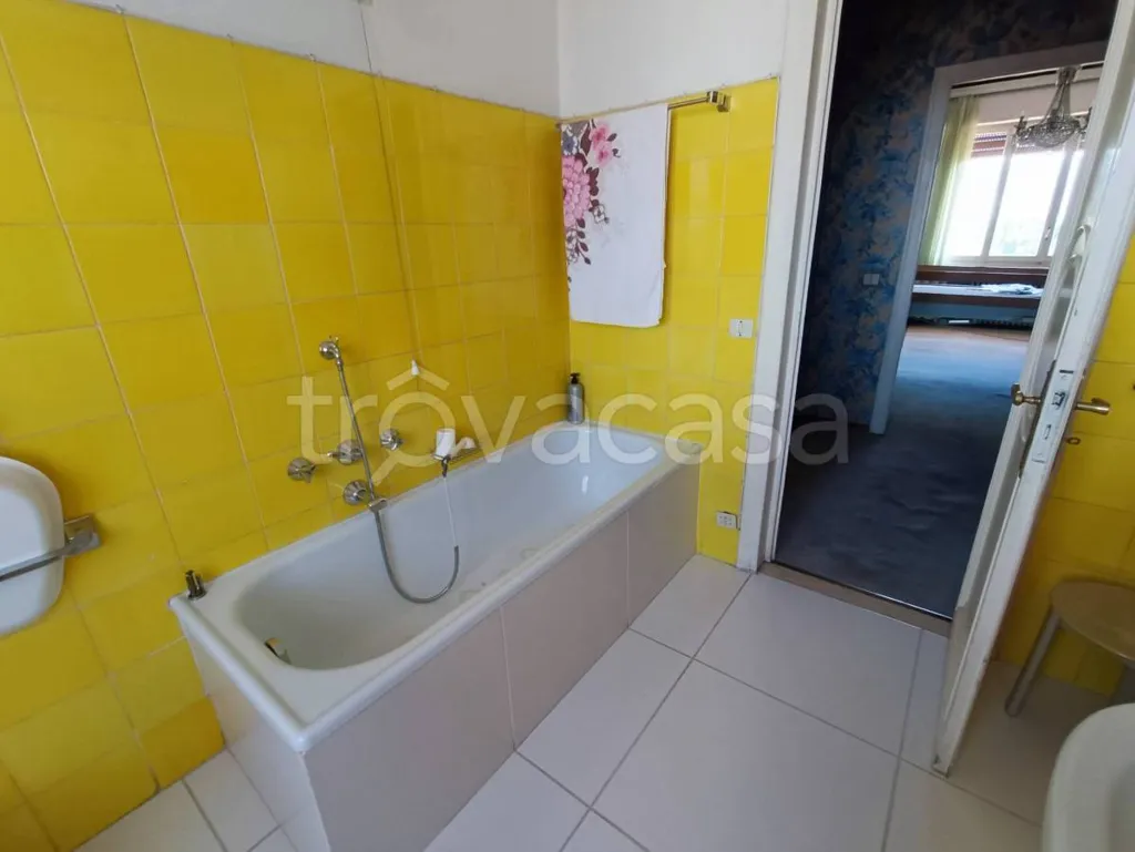 Salles de bain - Penthouse with Panoramic View in Mondovì