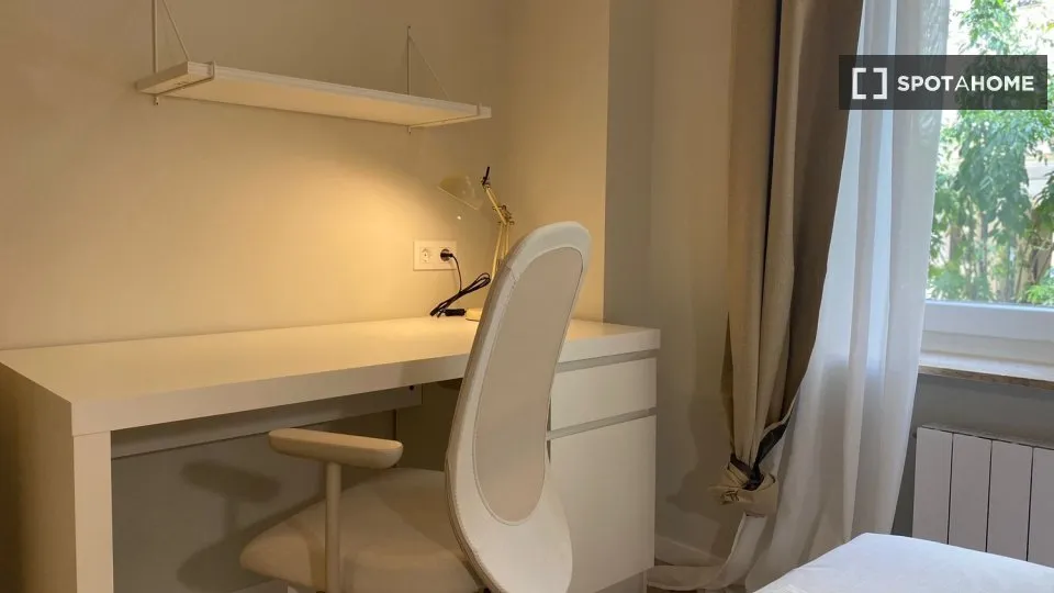 Kabinet - Shared Flat with Lift in Niño Jesús, Madrid