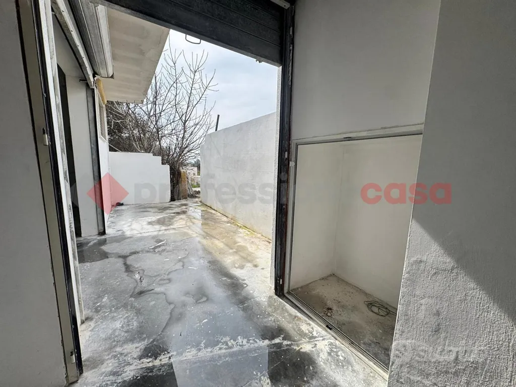 Garage - Versatile Workshop with Outdoor Space in Pulsano