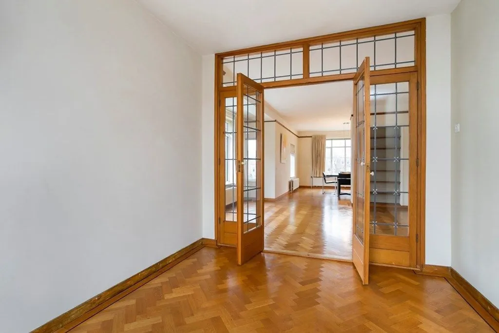 Esik - Portiekflat with Park Views in Den Haag
