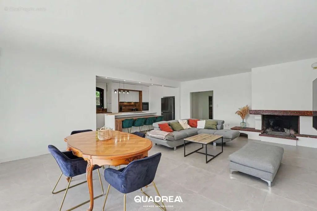 Living Room - Spacious House with Pool in Gratentour