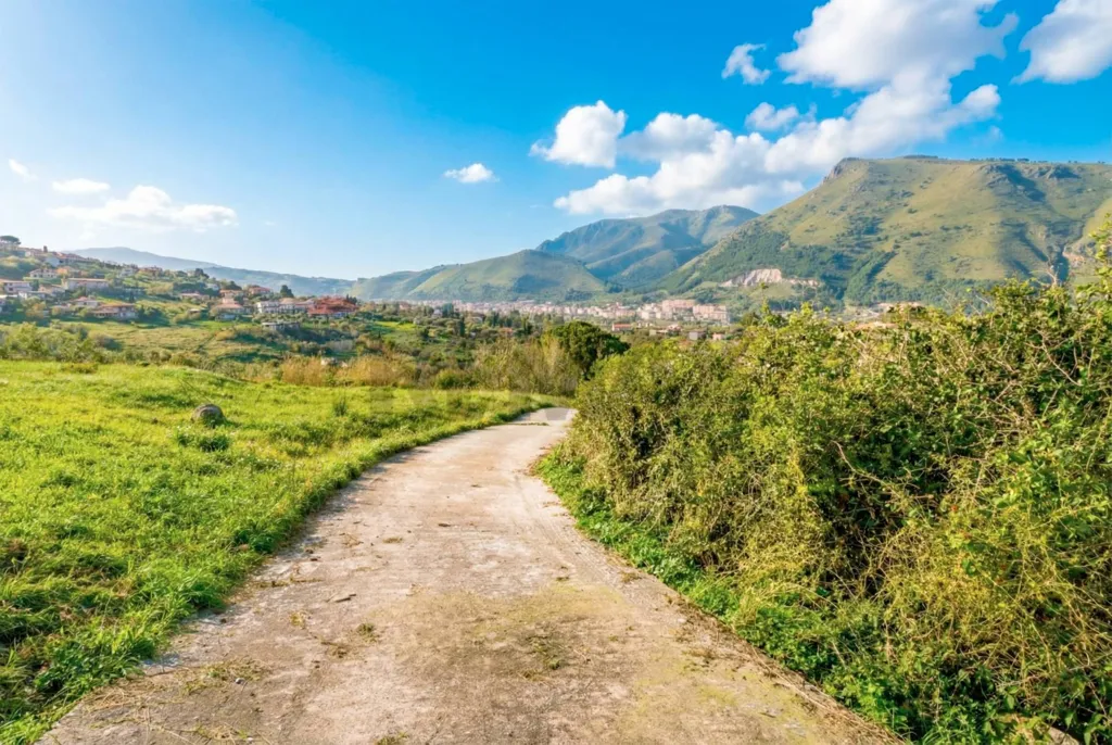 Rustic Villa with Edificable Land in Monreale
