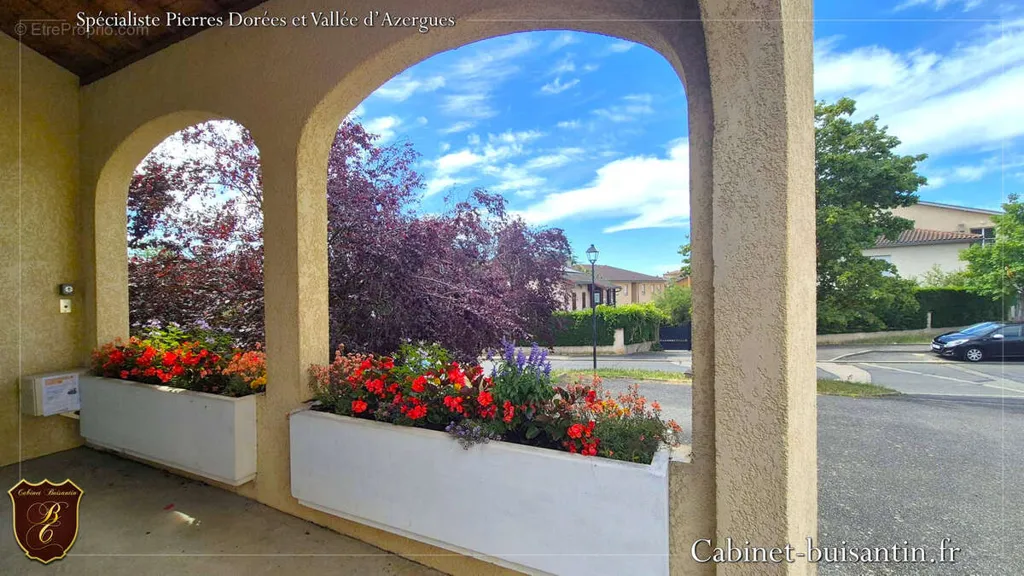 Terrazza - Office Building in Village Centre, Le Bois d'Oingt