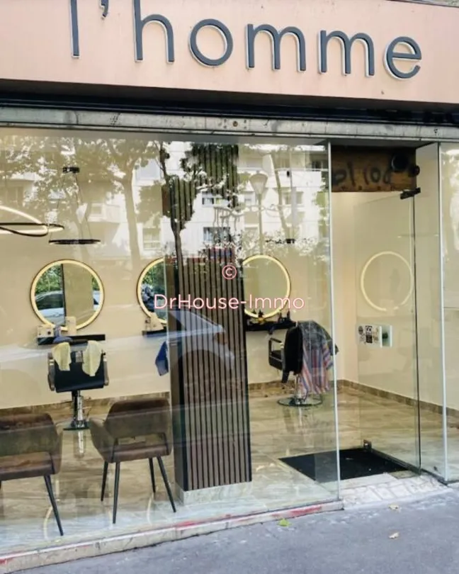 Extérieur - Salon de Coiffure avec Vitrine sur Boulevard à Paris