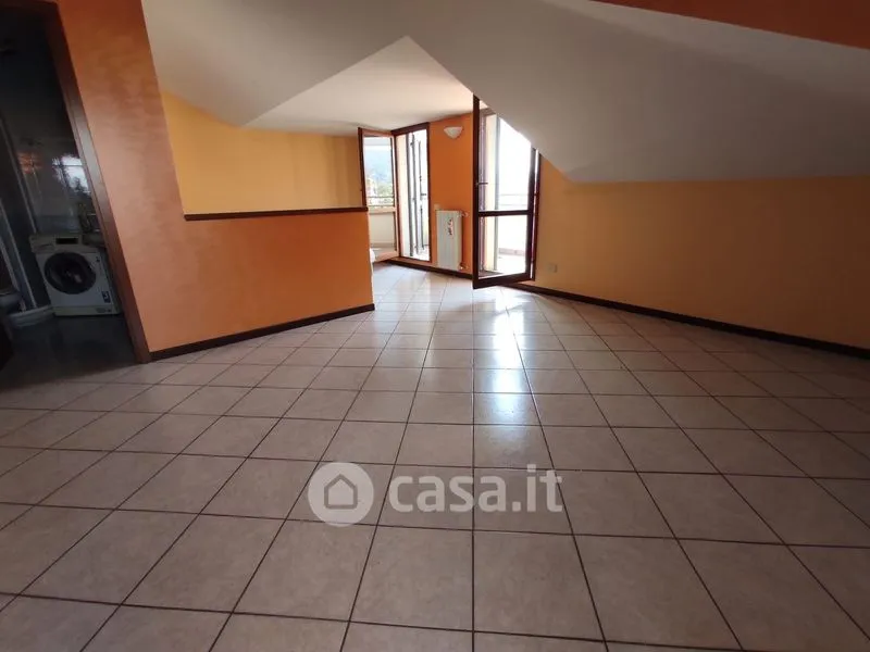 Pièces - Two-Level Apartment with Balcony in Bergamo