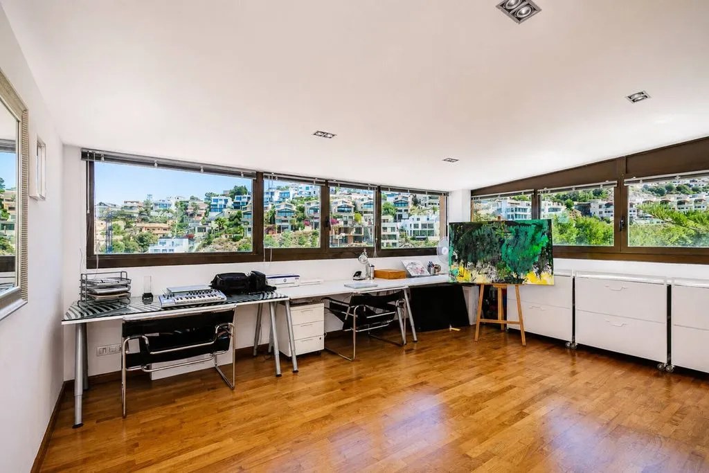 Bureau - Contemporary 5-Bedroom House with Pool in Sitges