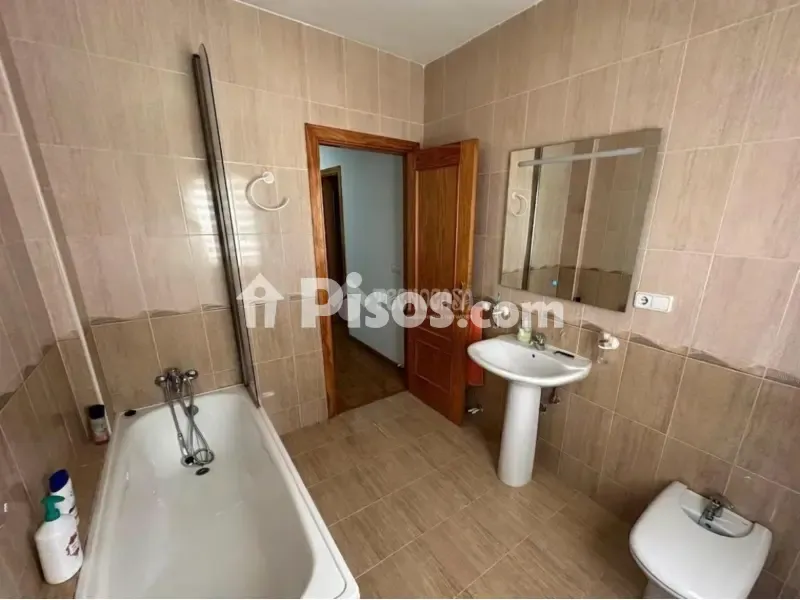 Bathrooms - Twin-Storey House with Private Garage in Mengíbar