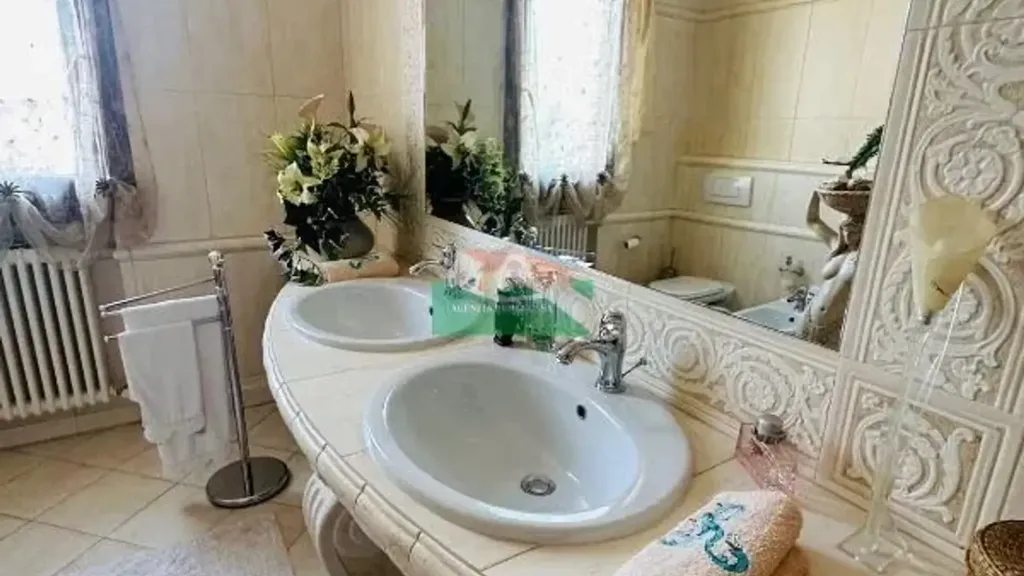 Salles de bain - Villa with Three-Sided Garden in Ravenna