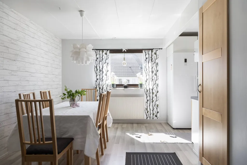 Dining Room - Villa with Garden in Hässlegården