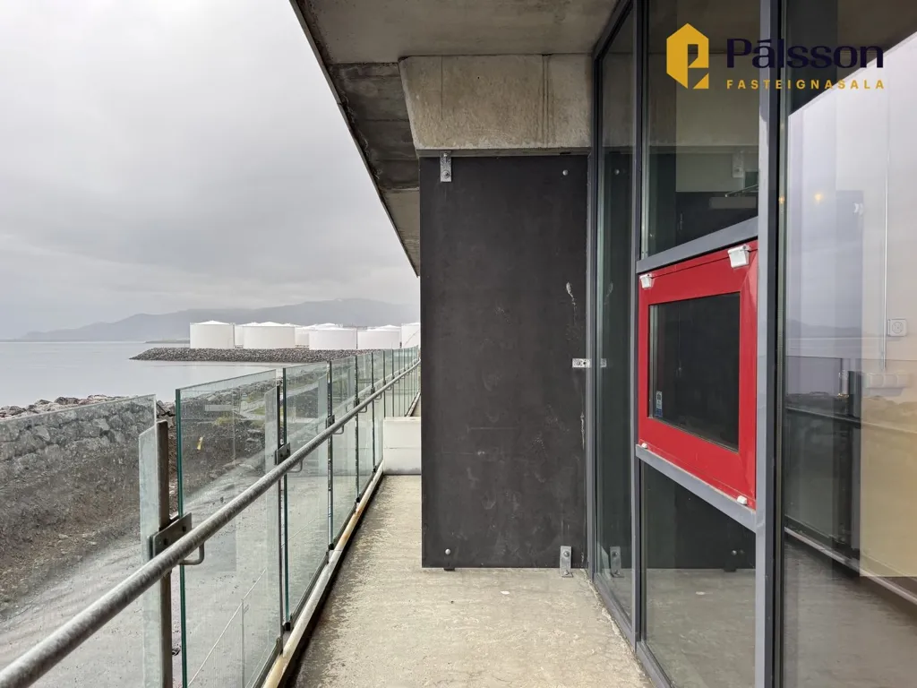 Balcon - Office Space with Sea View in Reykjavík