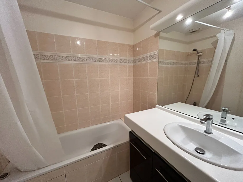 Bathrooms - T3 Apartment with Balcony in Biganos