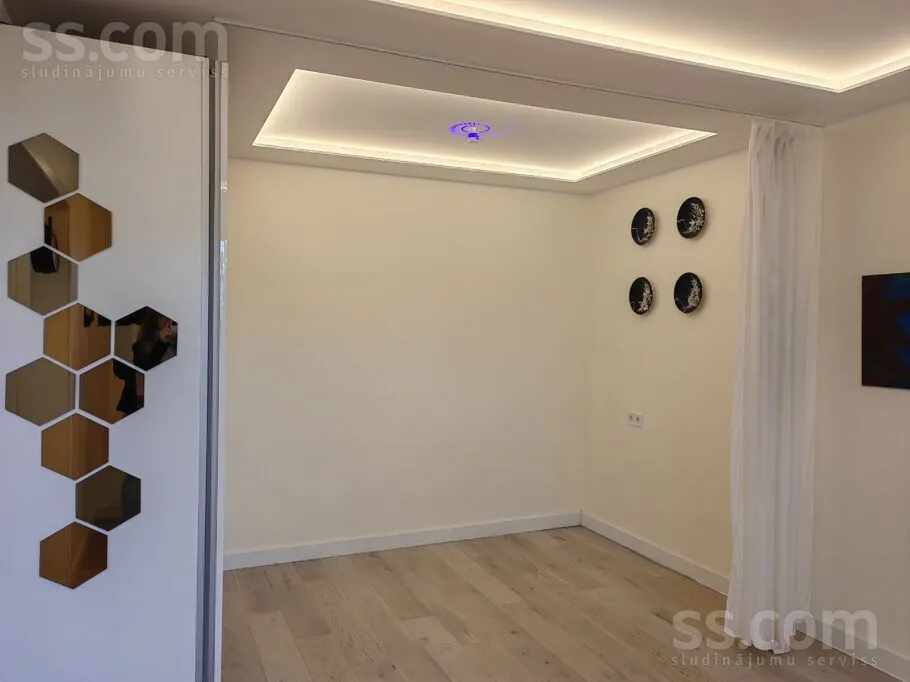 Magamistoad - Modern Apartment with Balcony in Zolitūde, Riga