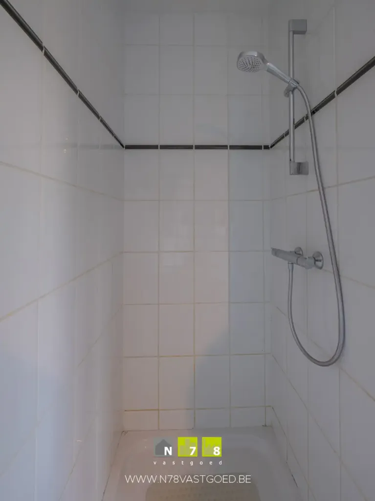 Salles de bain - Villa Moderne avec Appartement et Garage à Dilsen