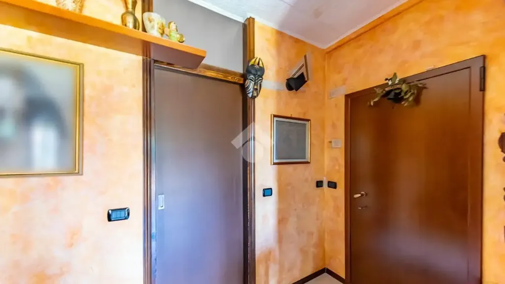 Esik - 3-Bedroom Apartment with Balcony in Lainate