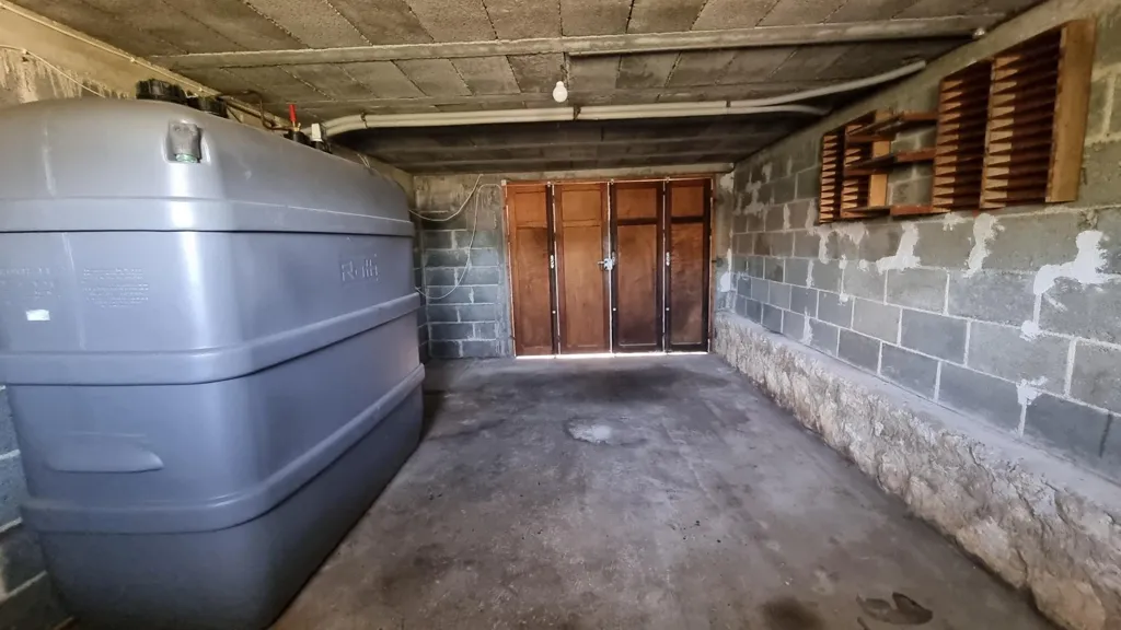 Garage - House with Divisible Land in La Jarne