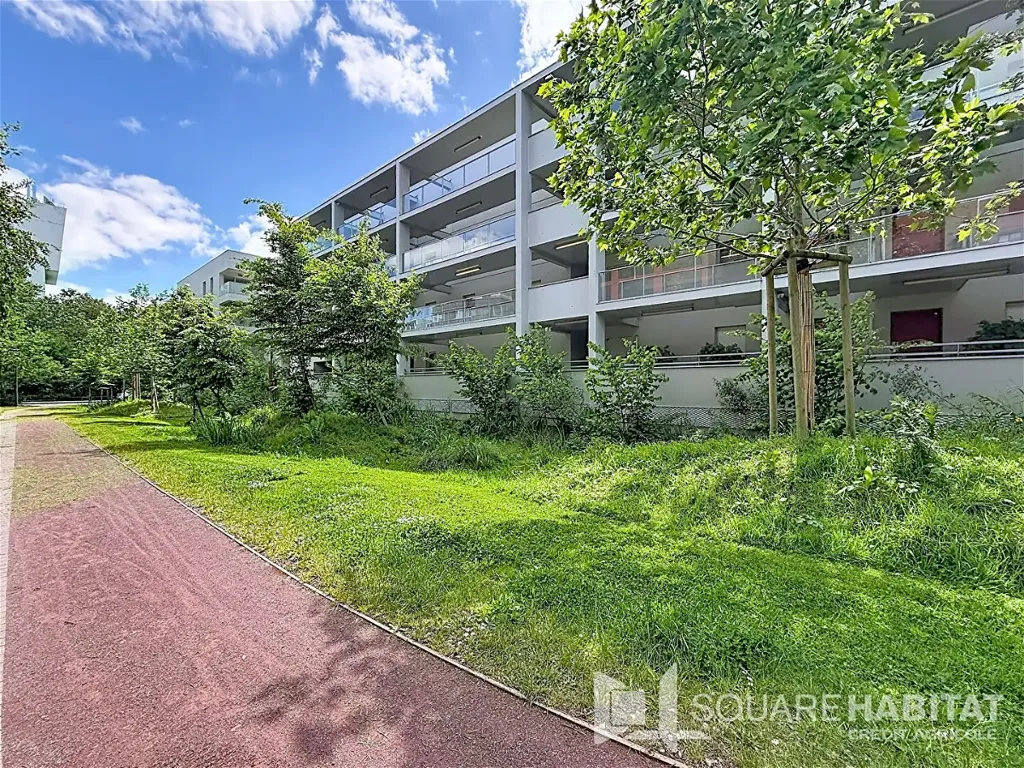 3-Bed Apartment with Loggia in Rennes
