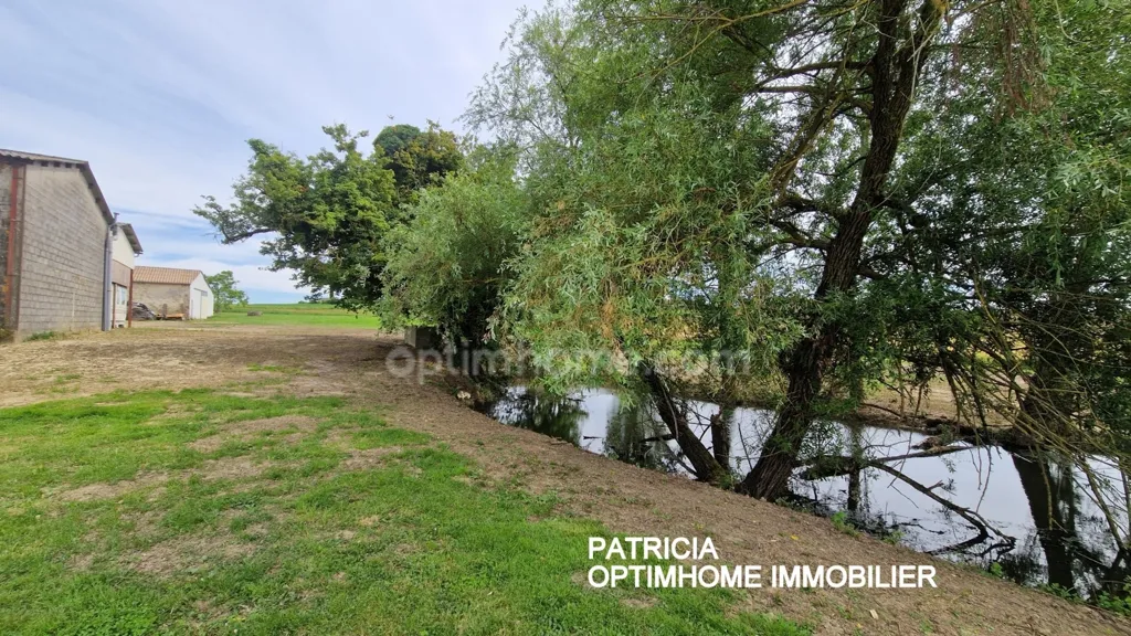 Jardin - Maison Rustique avec Lac et Terrain à 2 km du Village