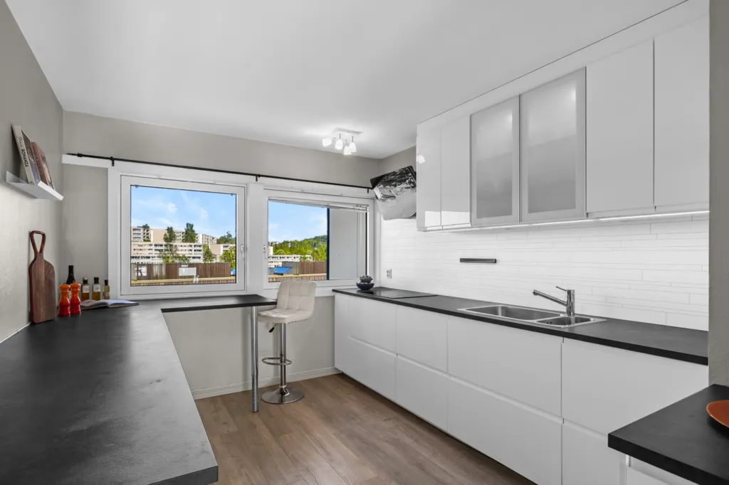 Cucina - Spacious 3-Bedroom Flat with Balconies in Furuset