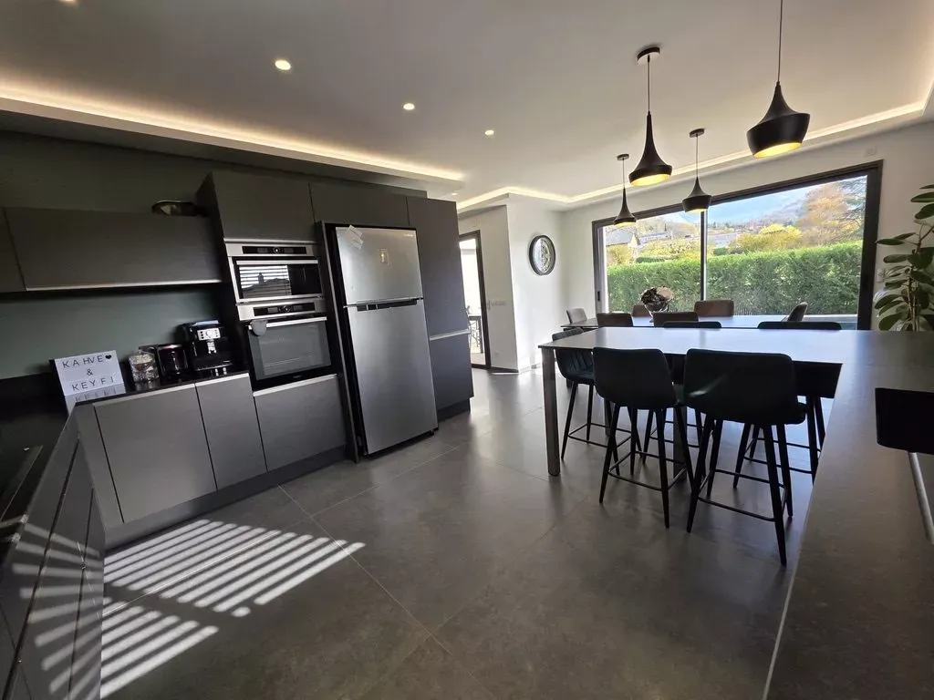 Cuisine - Maison de Grand Standing avec Piscine et Vue Montagne