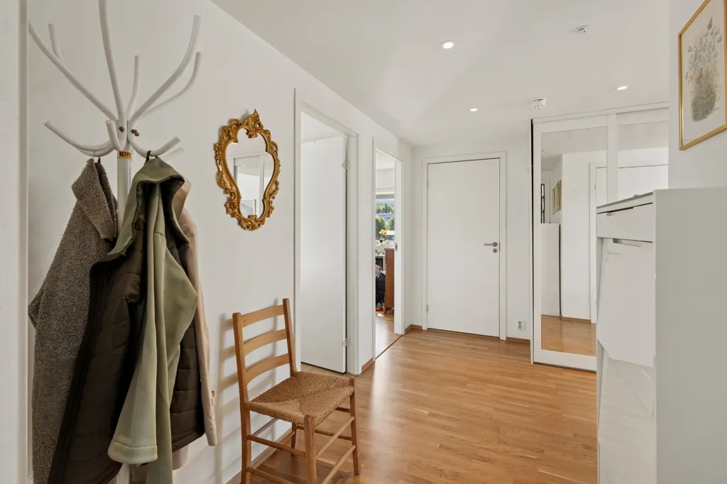 Esik - Modern Apartment with West-Facing Terrace in Lillehammer