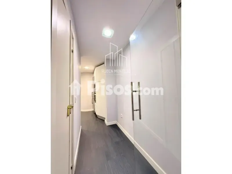 Esik - Student Flat with Balcony in Avenida de Mirat
