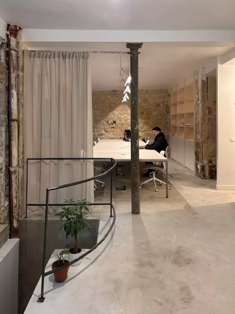 Studio - Atelier Space with Office Amenities in Paris 18
