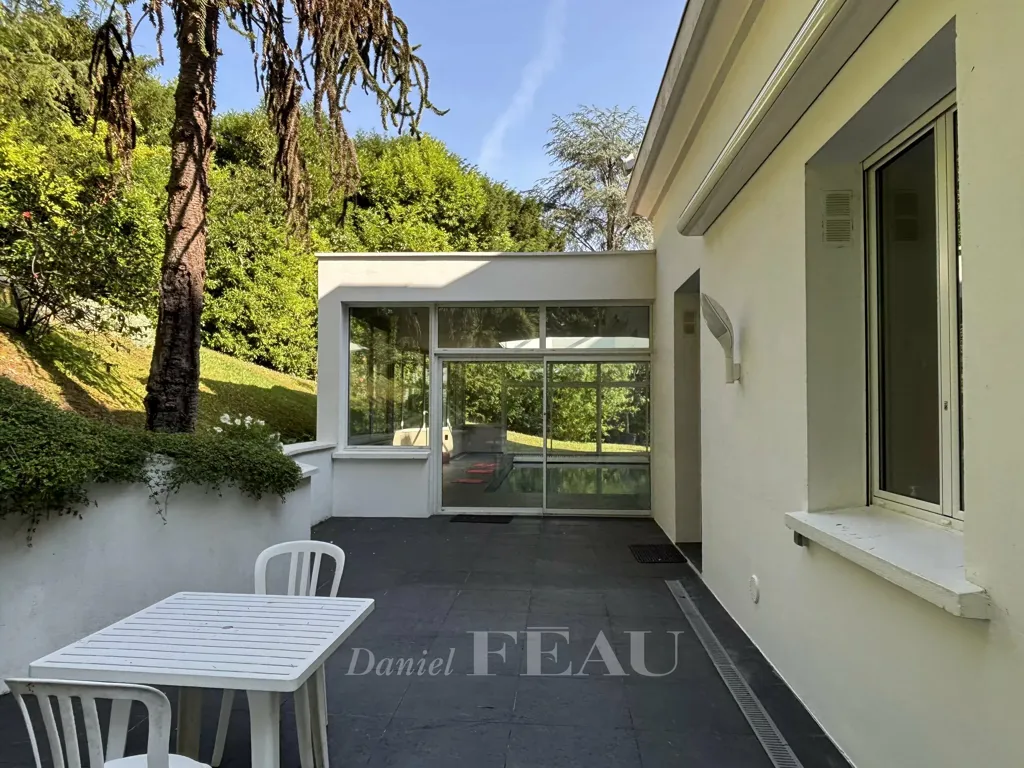 Terrasse - Maison Familiale avec Piscine à Port-Marly