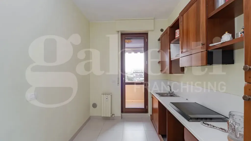 Cuisine - Modernised Apartment with Balcony in Monza
