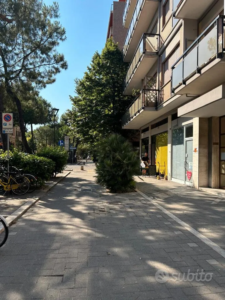 Extérieur - Commercial Space with Vitrine in Pescara