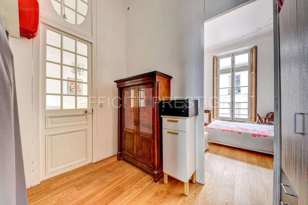 Camere da letto - 5-Piece Parisian Flat with High Ceilings
