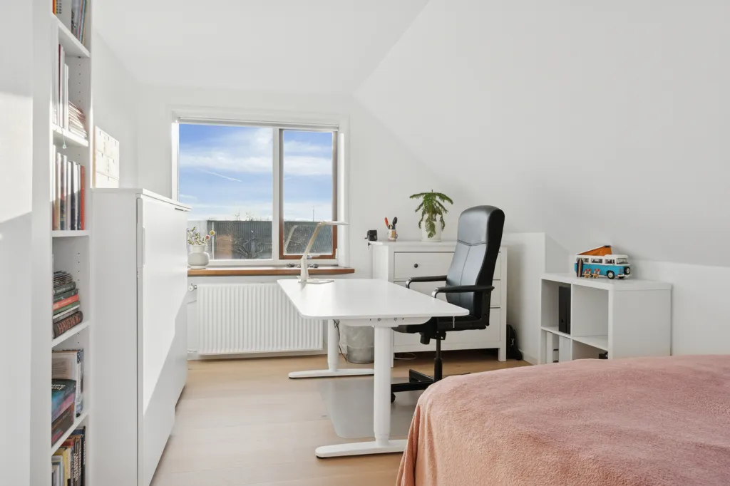 Bureau - Murermestervilla with Large Windows in Roskilde