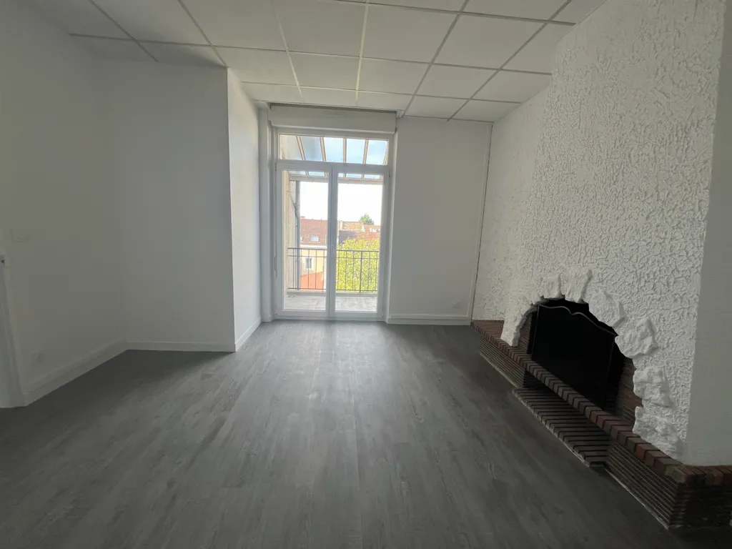 Rooms - 3-Bedroom Apartment with Balcony in Reims