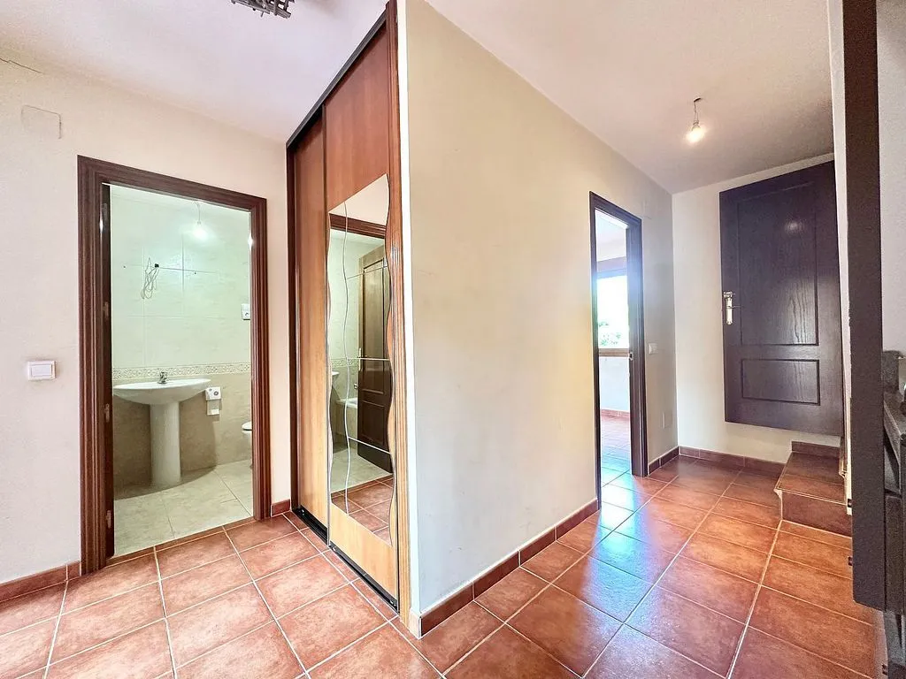 Salles de bain - Patio-Backed Chalet in Mejorada del Campo