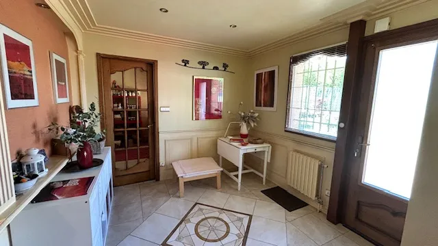 Entrée - Villa avec Piscine et Jardin à Flacé