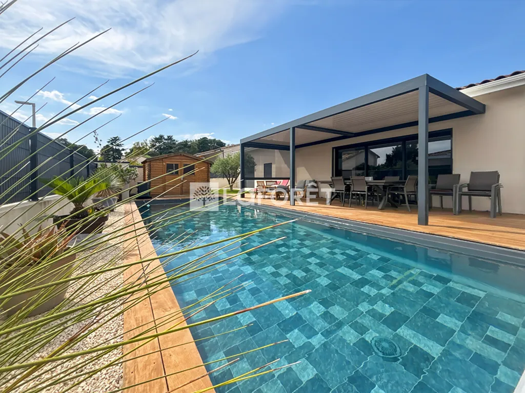 Piscina - Contemporary Flat-Plan House with Pool in Beauvallon