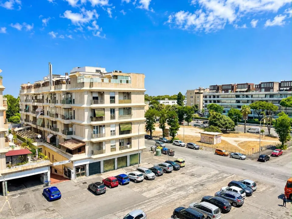 Balcon - Spacious Apartment with Open View in Rome