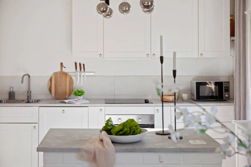 Cuisine - Corner Flat with South-West Balcony in Urban Area