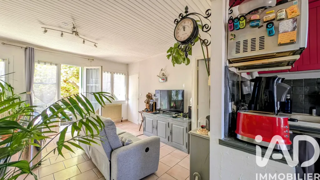 Séjour - Maison avec Grand Terrain Arboré à Sarrians
