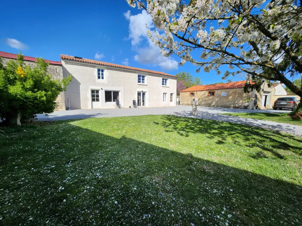 Extérieur - Maison en pierre rénovée avec grange à Sainte Gemme la Plaine
