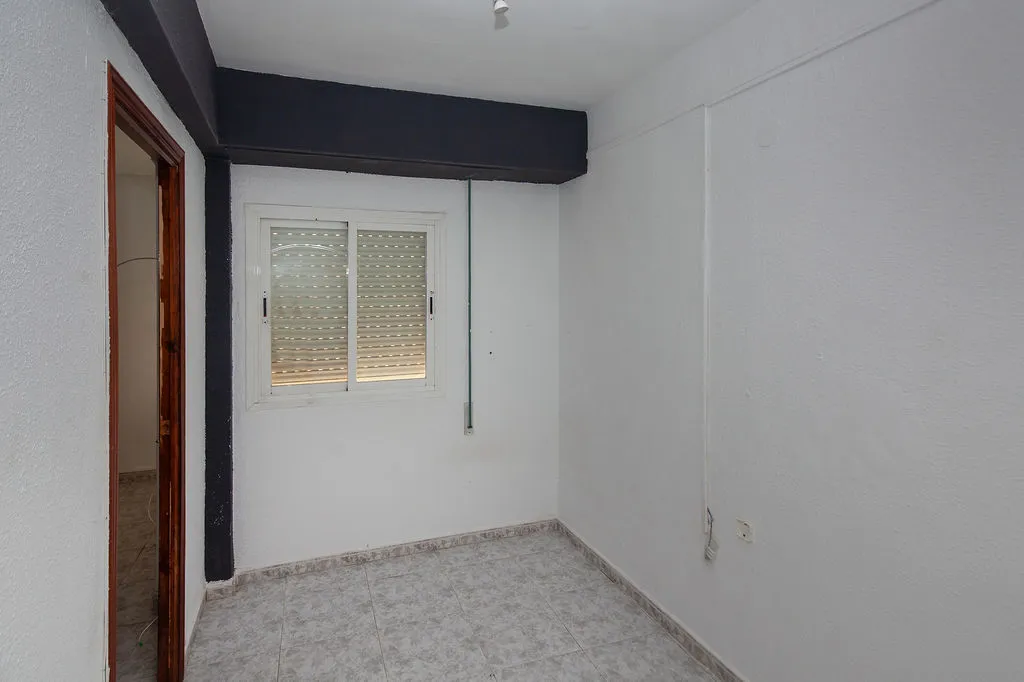 Pièces - 3-Bed Apartment with Metro Access in Valencia