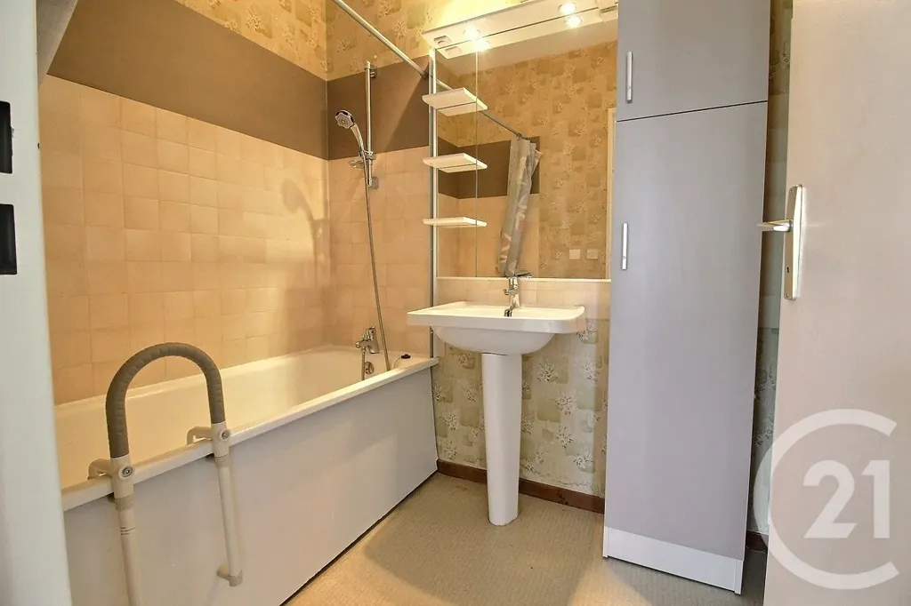 Salles de bain - Maison de Plain-Pied avec Jardin à Vendôme