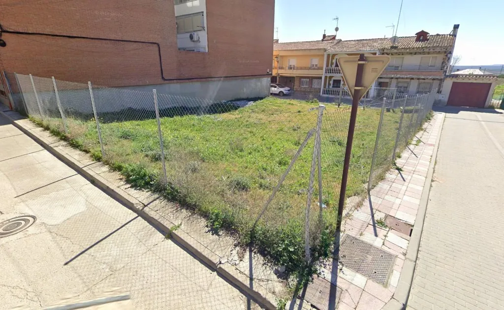 Garden - Corner Plot with Development Potential in Simancas
