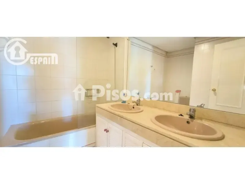 Vannitoad - Duplex with Private Garage in Madrid