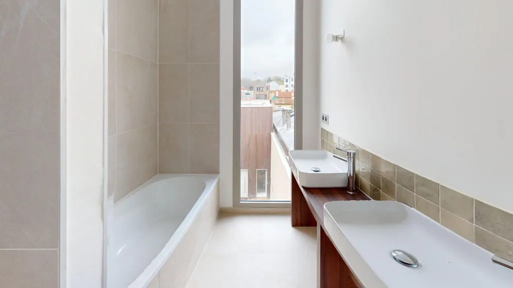 Salles de bain - Maison Neuve avec Balcon à Montreuil